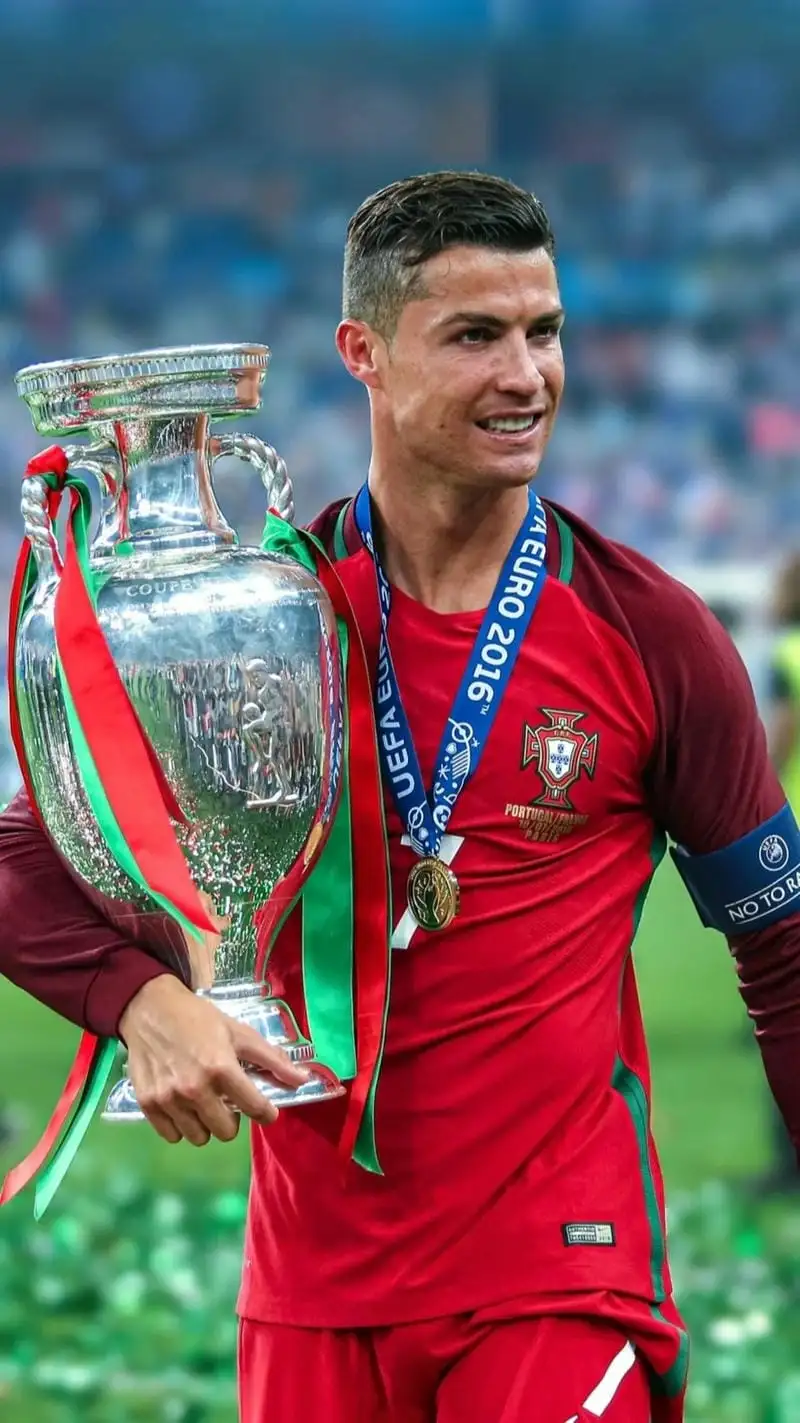 hình nền điện thoại ronaldo 4k ôm cúp