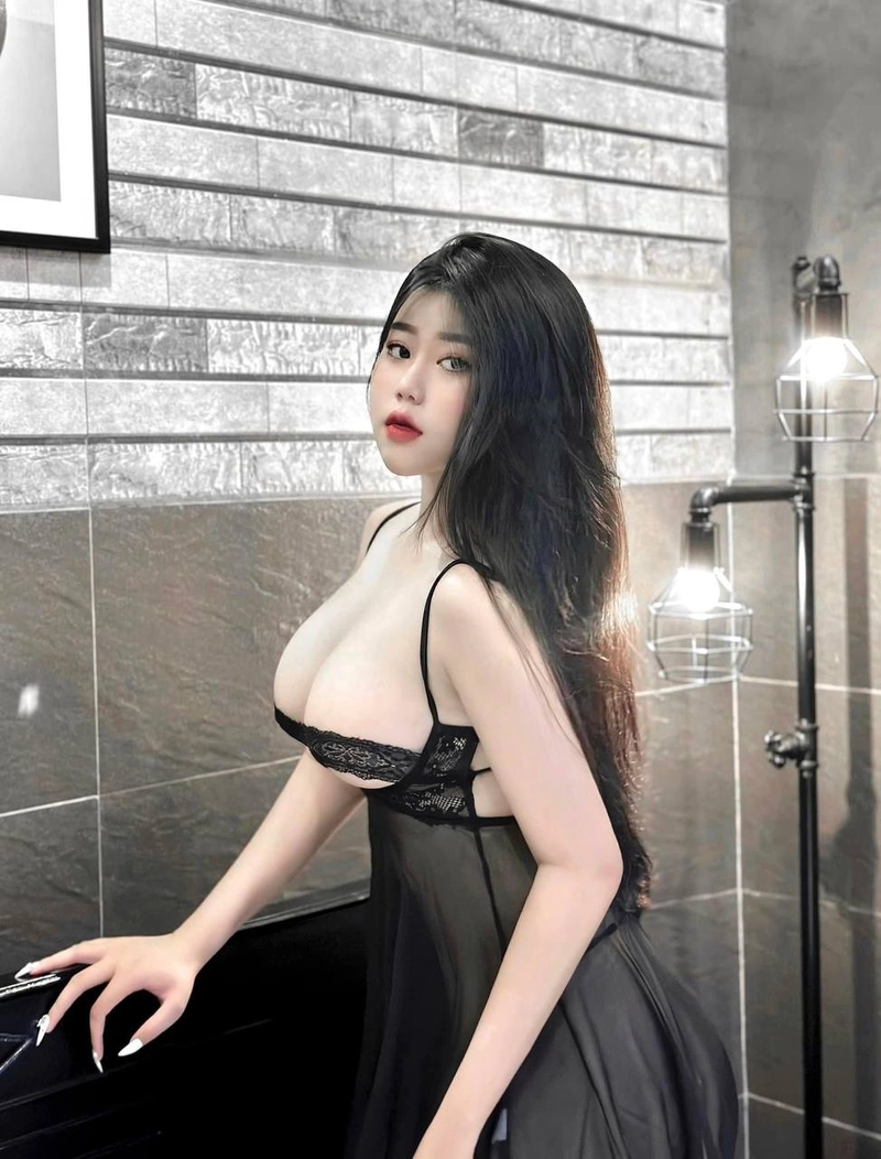 chịch gái xinh ngực bự​ trong wc