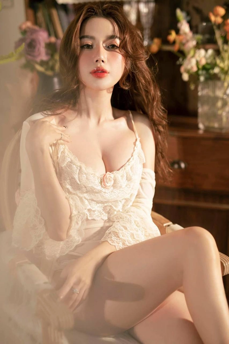 gái xinh ngực to​