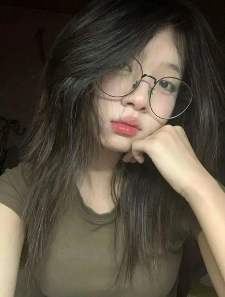 ảnh gái xinh đeo kính đẹp 