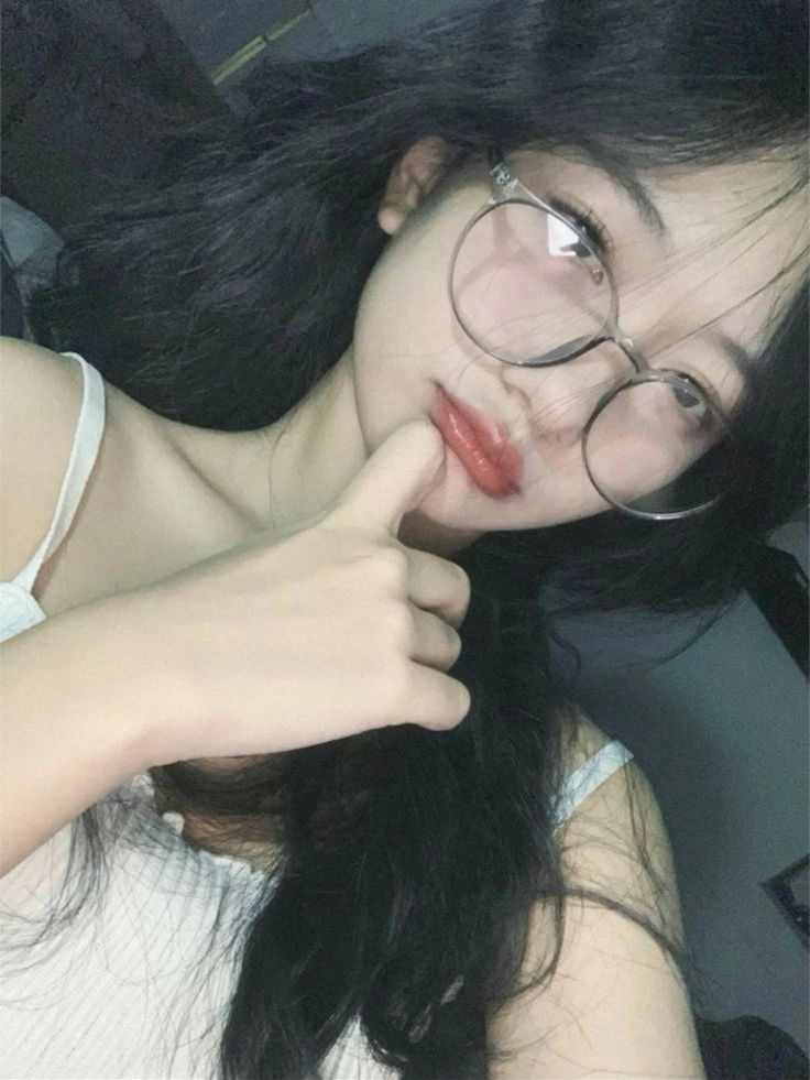 ảnh gái xinh tóc dài đeo kính che mặt chill 