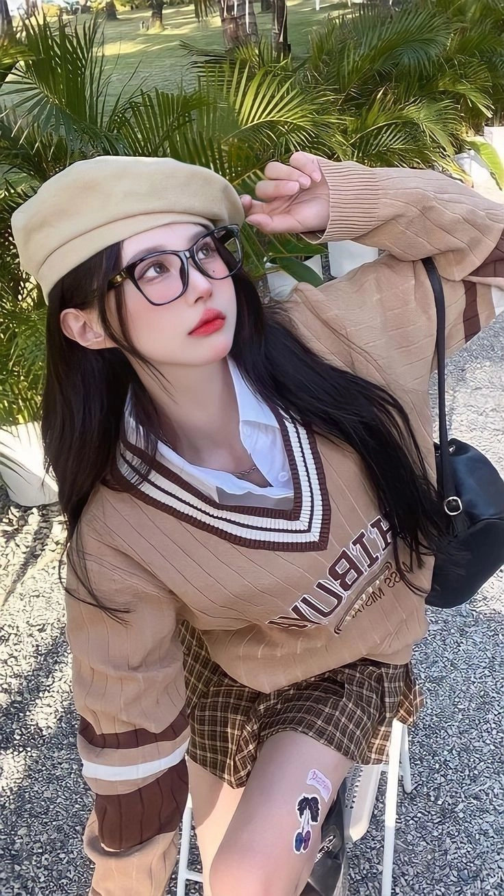 ảnh gái xinh tóc ngắn đeo kính cute cá tính 