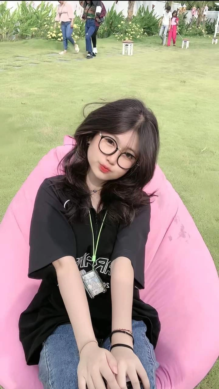 ảnh gái xinh đeo kính chất 