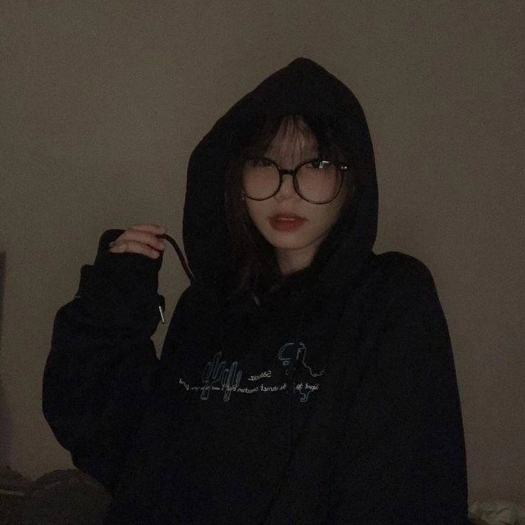 ảnh gái xinh tóc dài đeo kính che mặt cool
