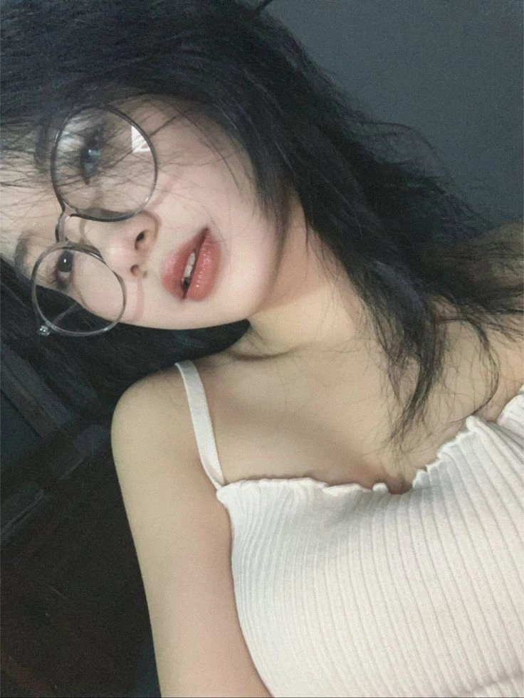 ảnh gái xinh tóc dài đeo kính 2k4 cận mặt 