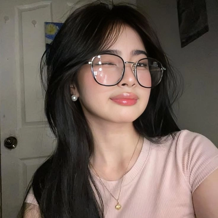 ảnh gái xinh tóc ngắn đeo kính cute đời thường 