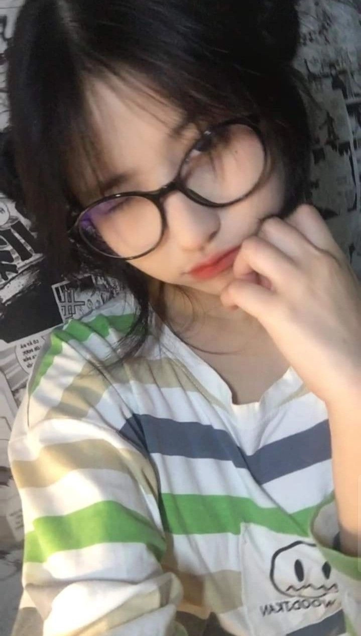 tải ảnh gái xinh tóc ngắn đeo kính chill 