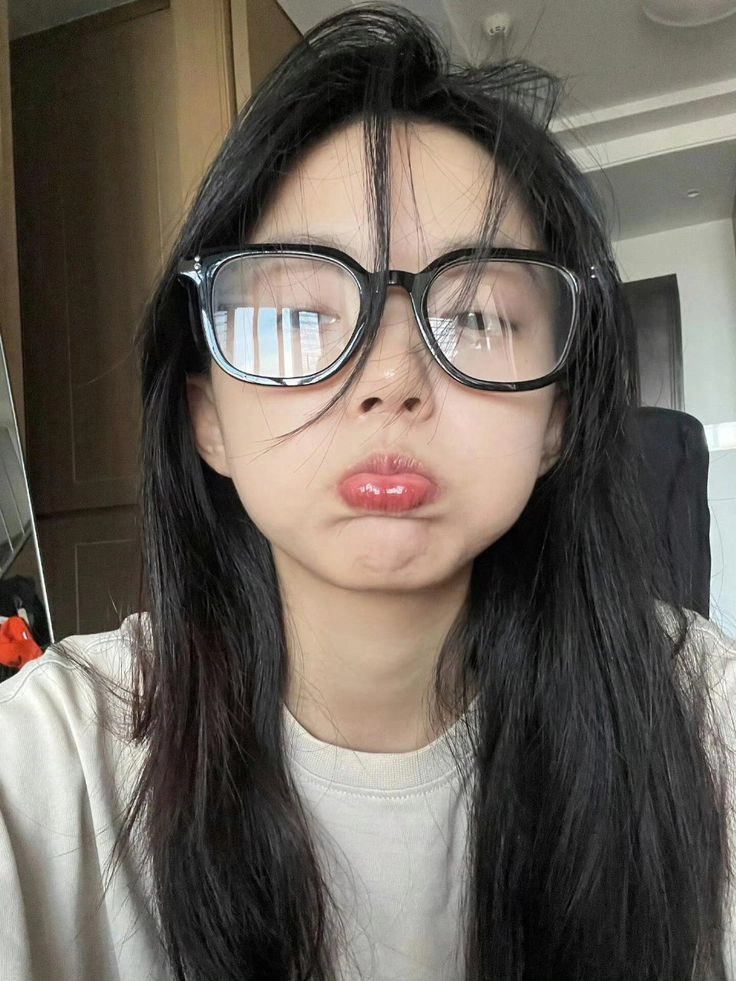 ảnh gái xinh tóc dài đeo kính che mặt đẹp 