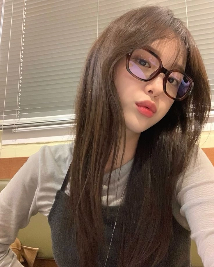 ảnh gái xinh tóc dài đeo kính 2k4 siêu nét 