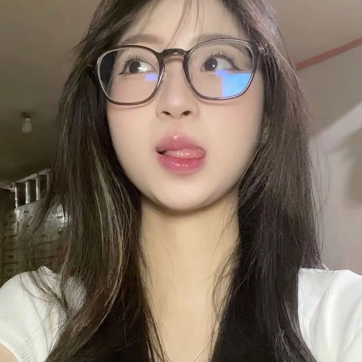 ảnh gái xinh tóc ngắn đeo kính cute đáng nhớ 