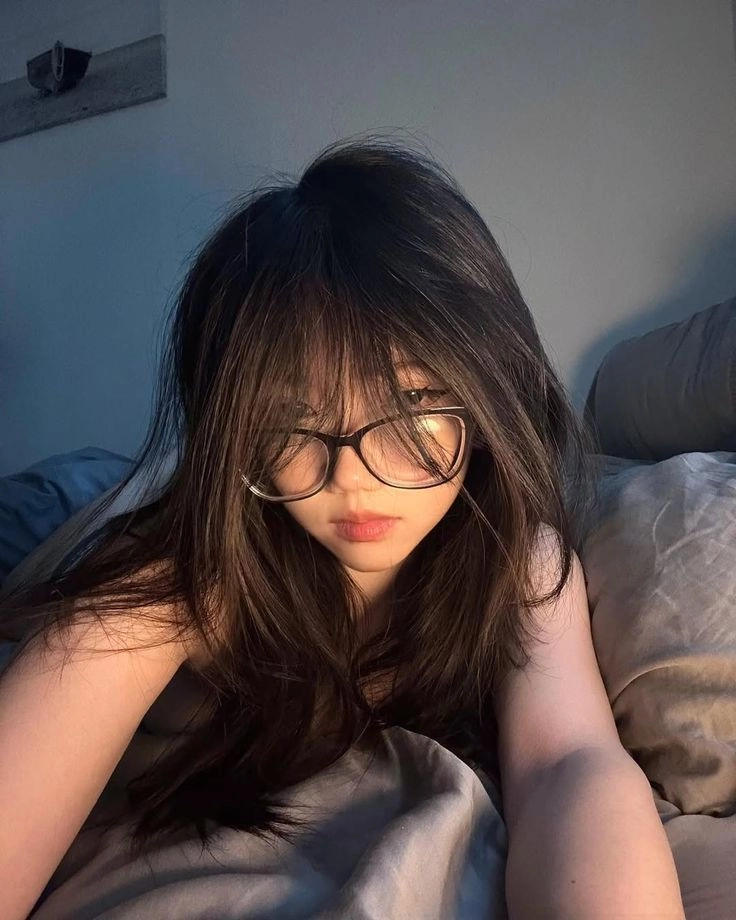 ảnh gái xinh tóc ngắn đeo kính cute dễ mến 