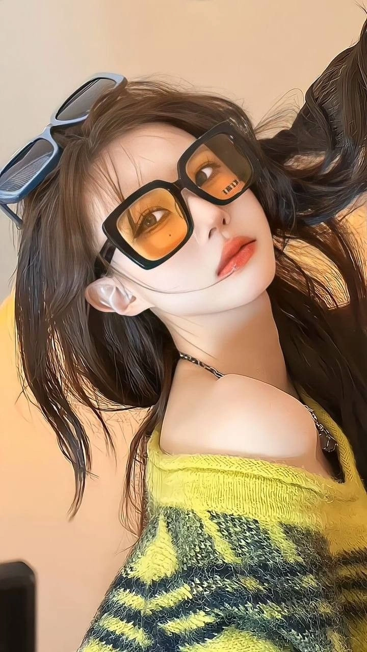 ảnh gái xinh tóc ngắn đeo kính cute selfie 