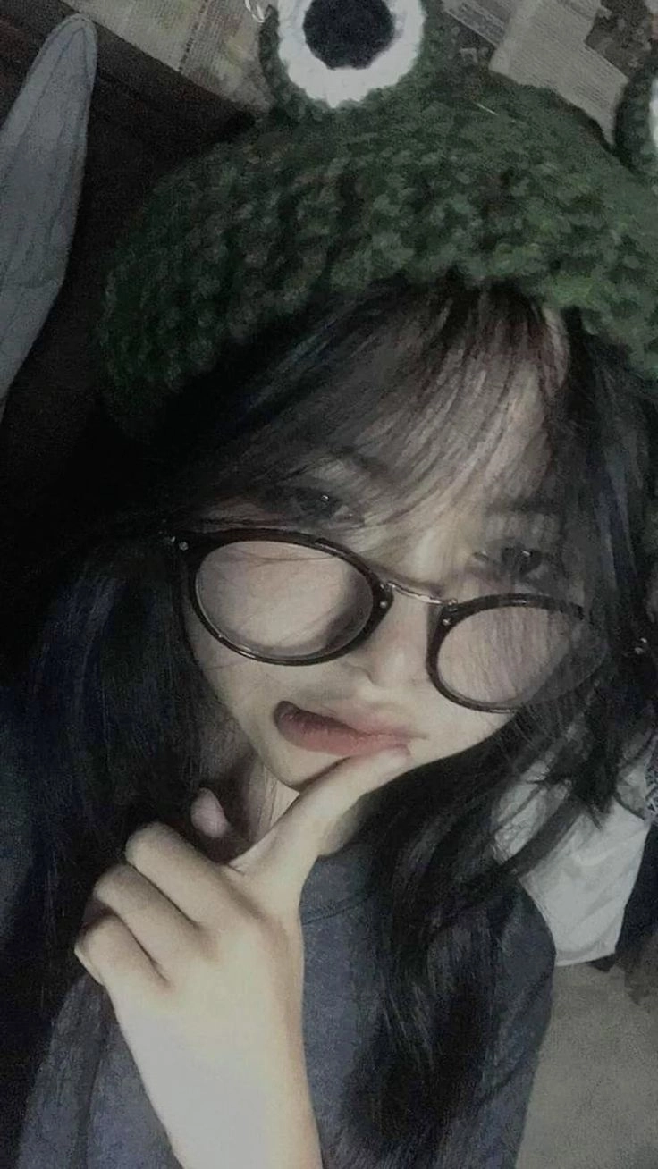 ảnh gái xinh tóc ngắn đeo kính cute hàn 
