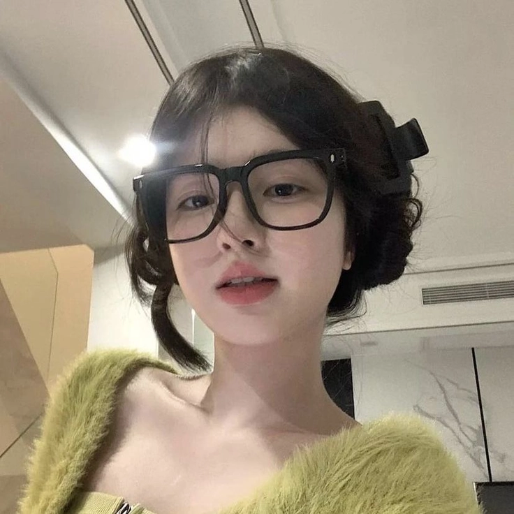 ảnh gái xinh đeo kính cười tươi 