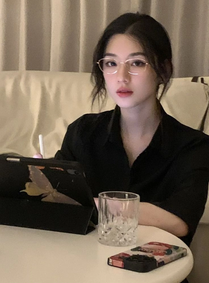 ảnh gái xinh đeo kính nghiêng đầu 