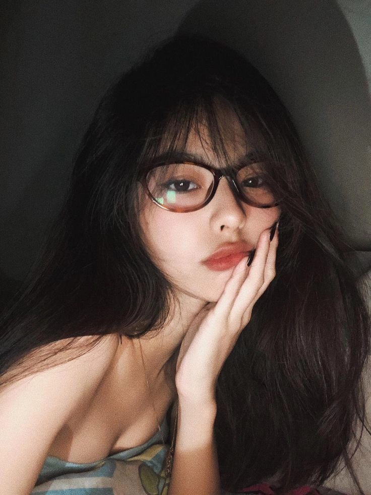 ảnh gái xinh tóc dài đeo kính che mặt cá tính 