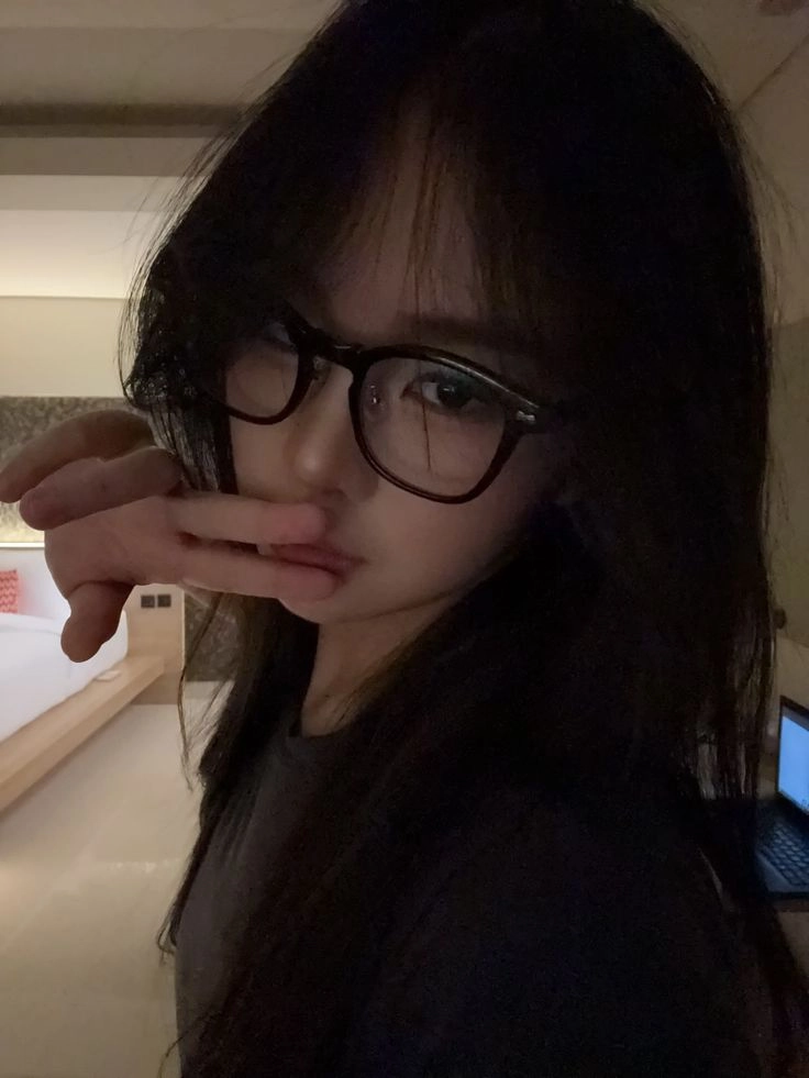 ảnh gái xinh tóc ngắn đeo kính cute đời thường 