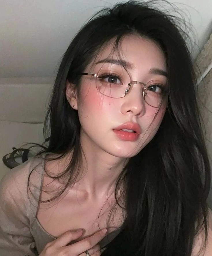 tải ảnh gái xinh tóc ngắn đeo kính chill ngầu 