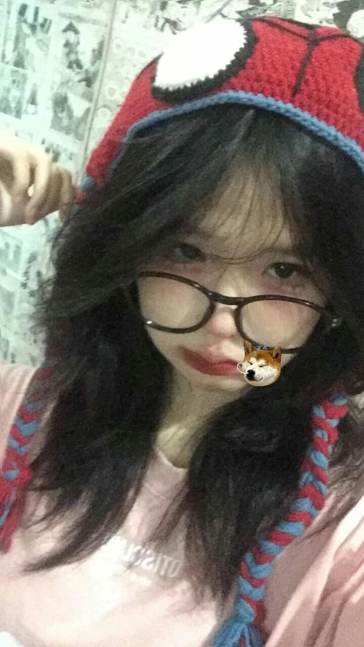 ảnh gái xinh tóc ngắn đeo kính cute học sinh 