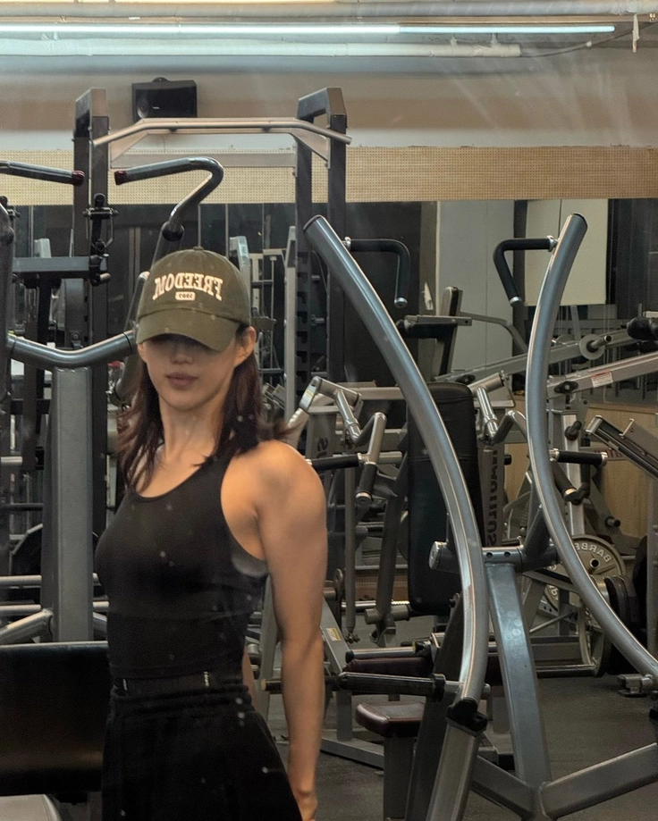 ảnh tập gym nữ che mặt dáng chuẩn 
