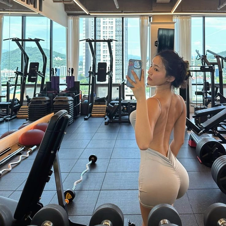 ảnh gái gym siết cơ 