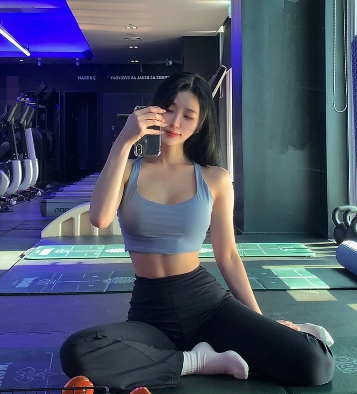 ảnh gái tập gym cơ bụng số 11 