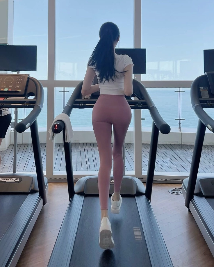 ảnh tập gym nữ trẻ trung 
