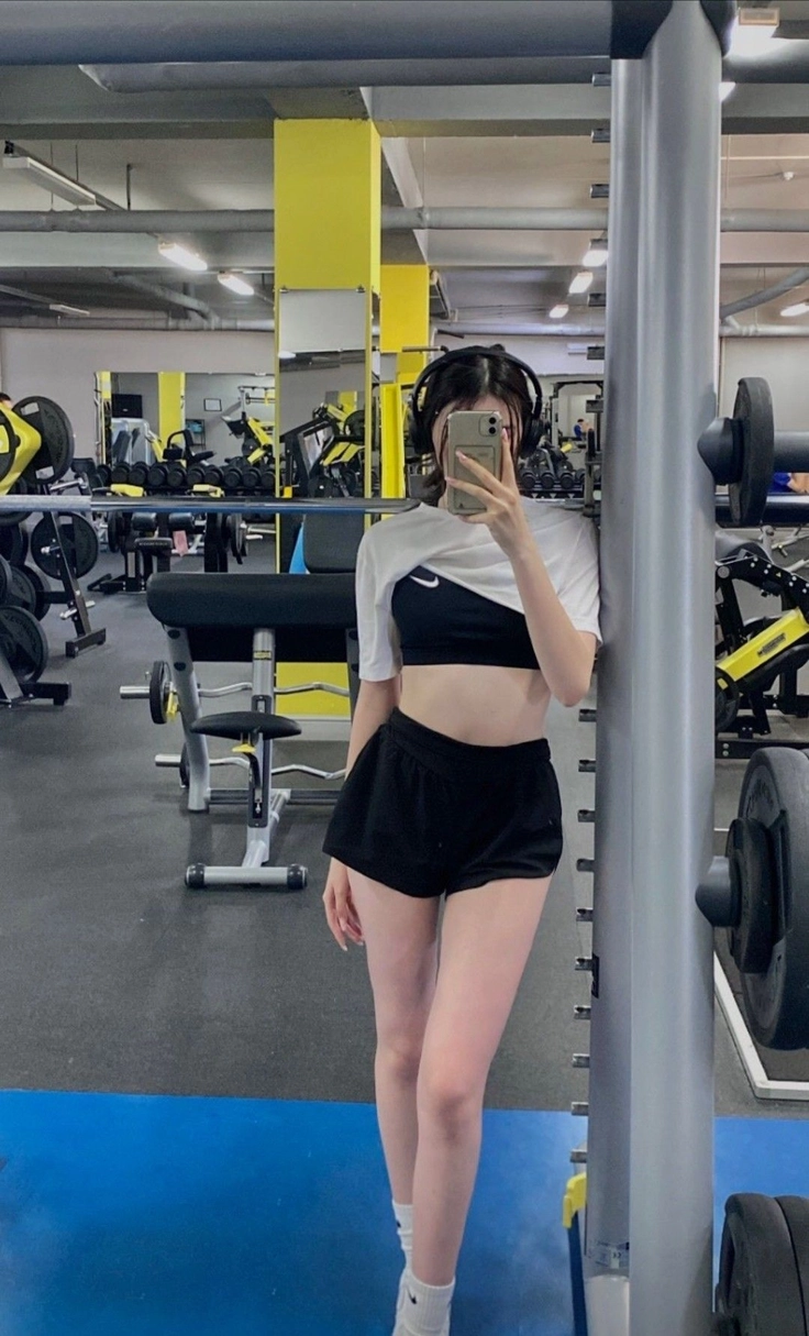 ảnh gái tập gym dáng thể thao 