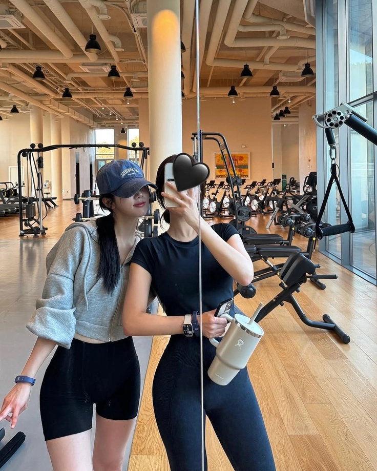 tập gym ảnh body nữ đẹp che mặt cool 