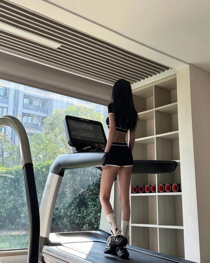 ảnh gái gym body nét căng 