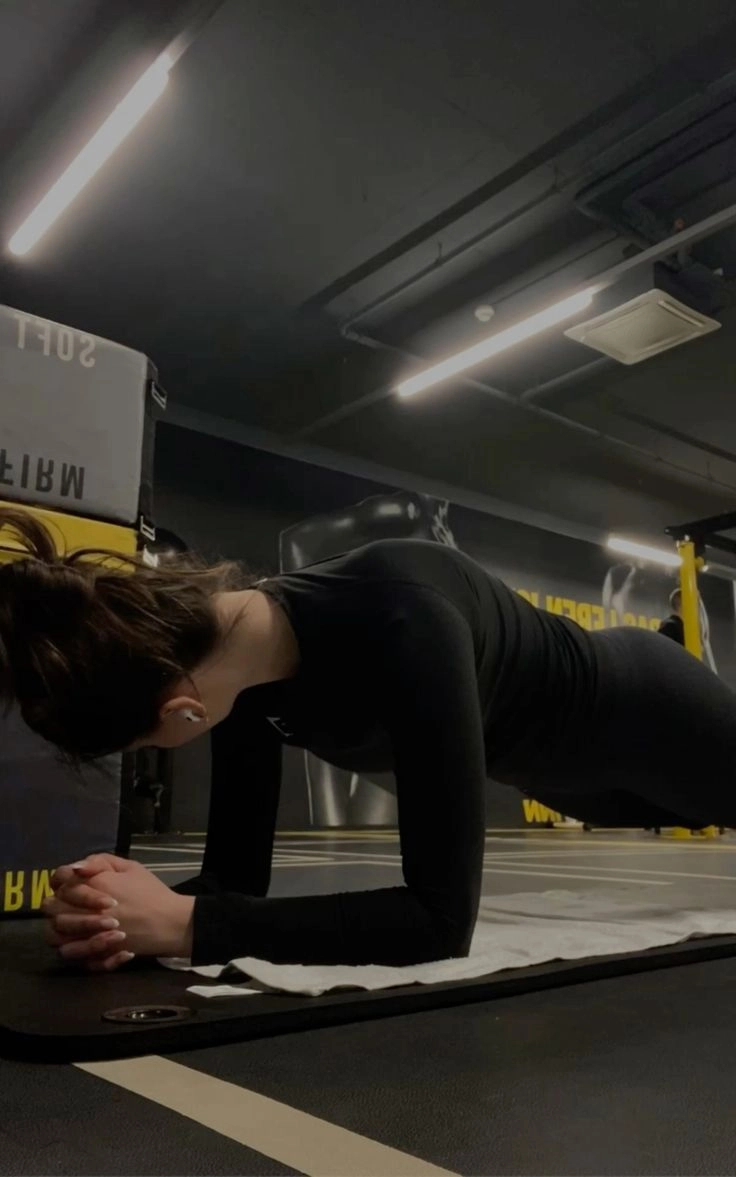 tập gym ảnh body nữ đẹp che mặt sang chảnh 