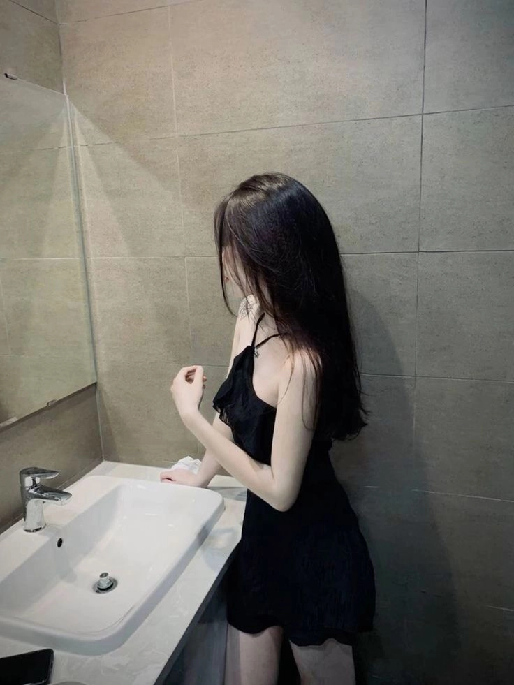 ảnh gái xinh tóc dài mặc đồng phục 
