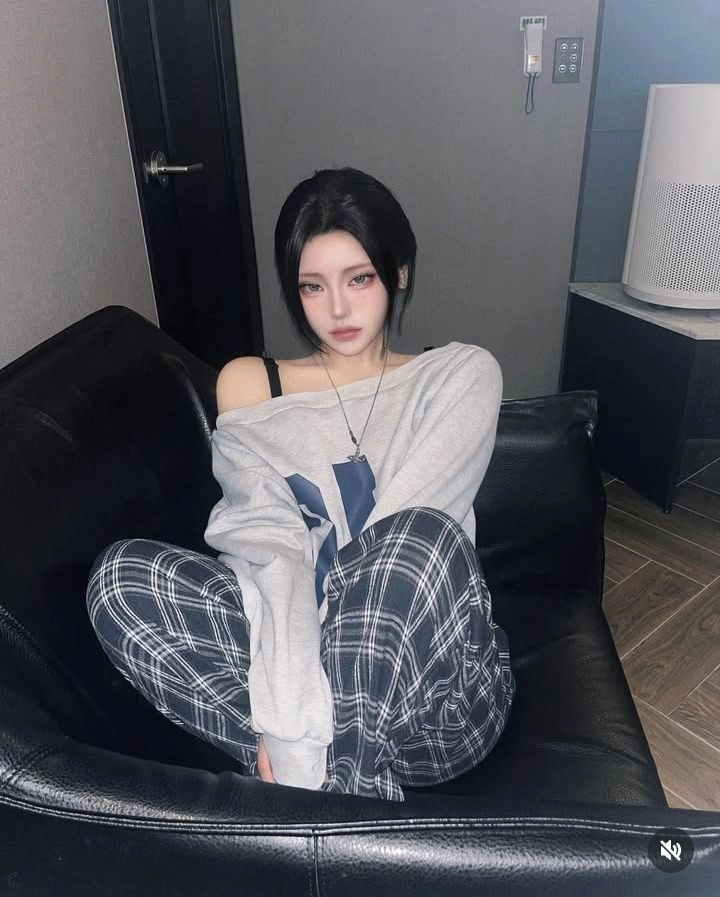 ảnh gái xinh tóc dài đeo kính che mặt cực chill 