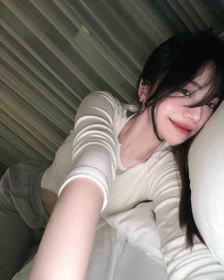 ảnh gái xinh tóc dài đeo kính che mặt chụp nghiêng 