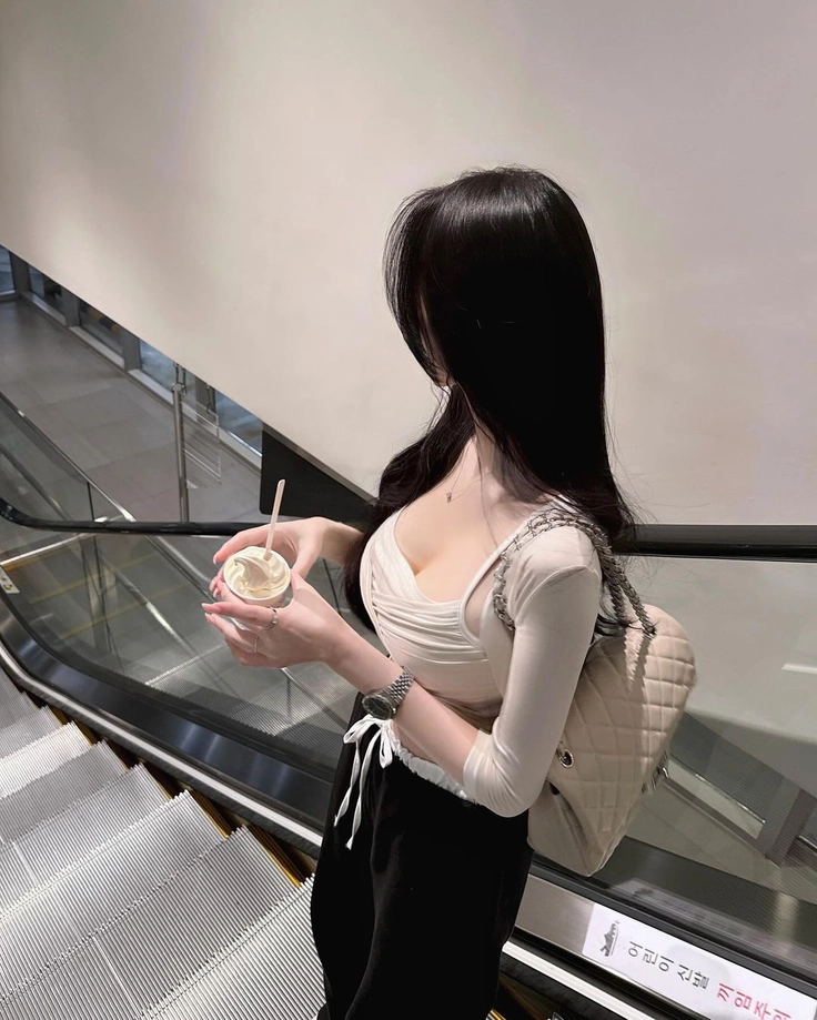 ảnh gái xinh tóc dài nghệ thuật trắng đen 