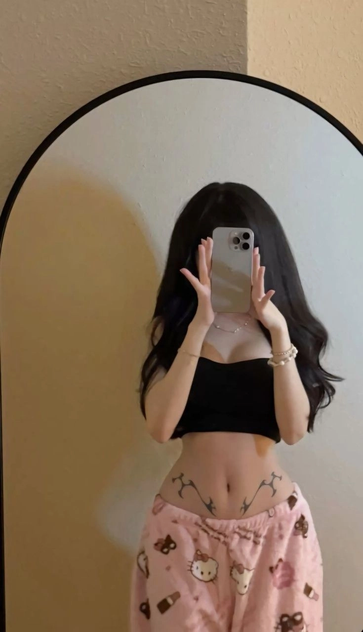 ảnh gái xinh che mặt tóc dài chụp selfie 