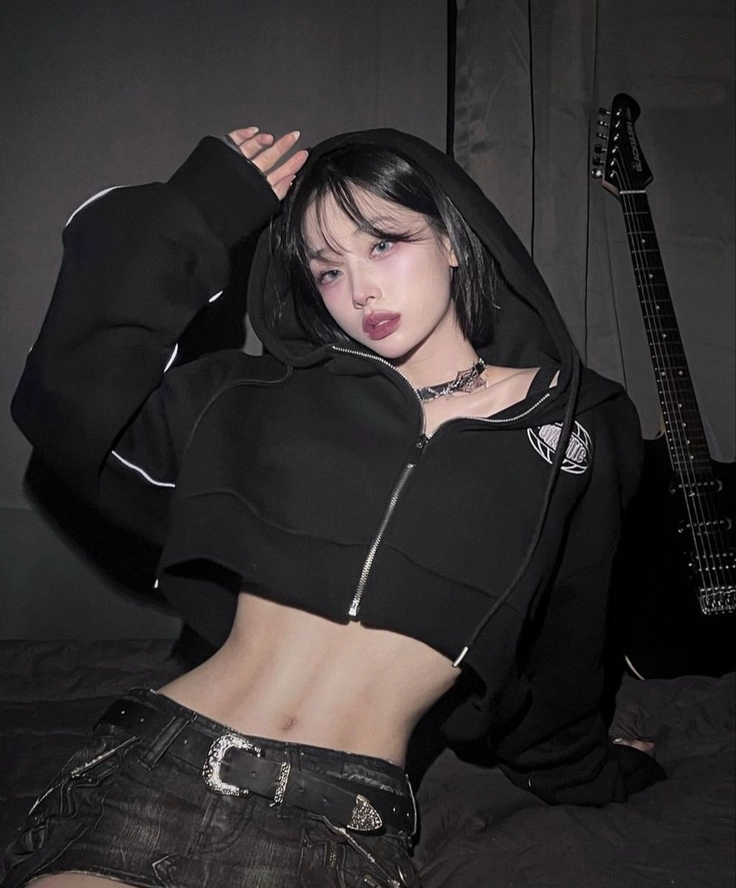 ảnh gái xinh che mặt tóc dài mặc áo hoodie 