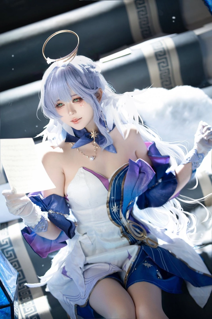 gái xinh cosplay liên quân với nền trắng 