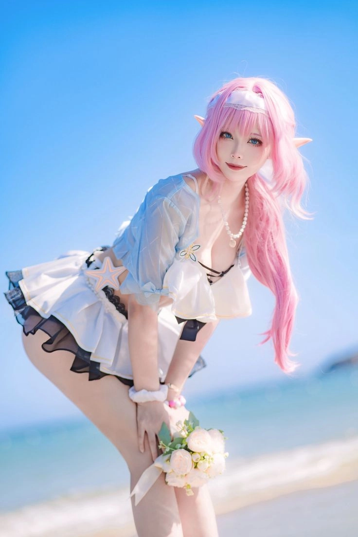 cosplay gái xinh liên quân với đạo cụ chiến đấu 