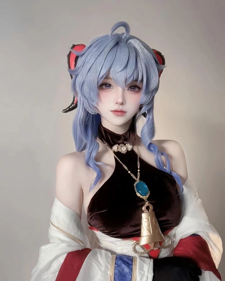 gái xinh cosplay liên quân tạo dáng trong phòng 