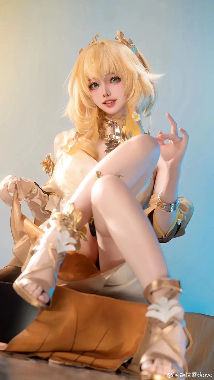 ảnh gái xinh cosplay anime dễ thương che mặt bằng quạt 