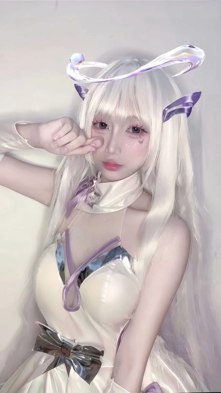 gái xinh cosplay nhân vật anime trong lớp học 