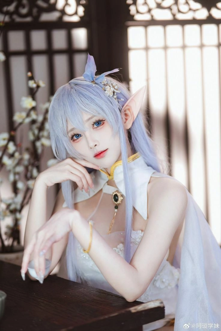 ảnh cosplay gái xinh anime có hiệu ứng ánh sáng neon 