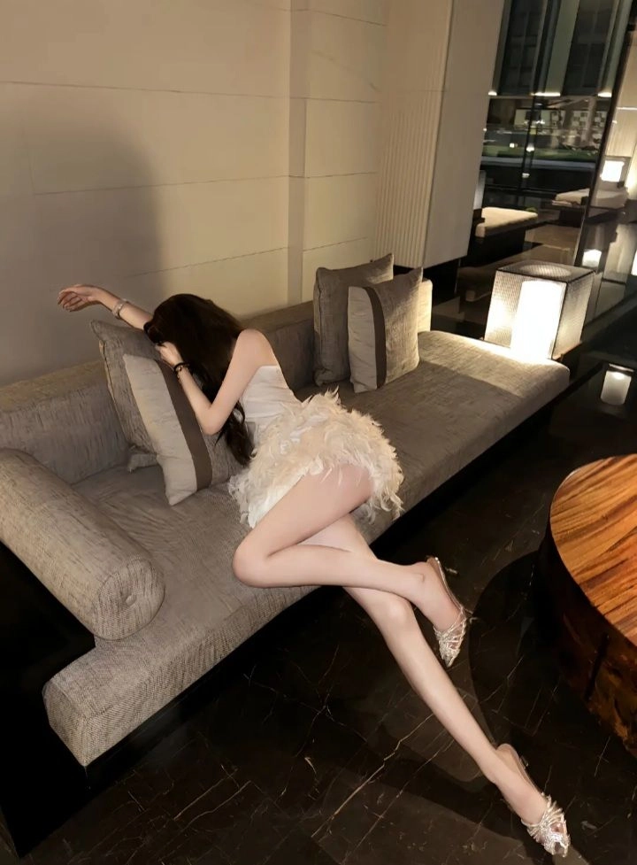gái xinh khoe body nhẹ nhàng trong phòng 
