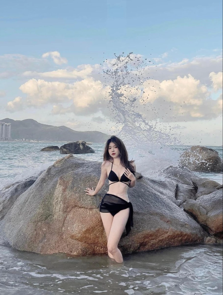 gái xinh mặc bikini tạo dáng bên biển 