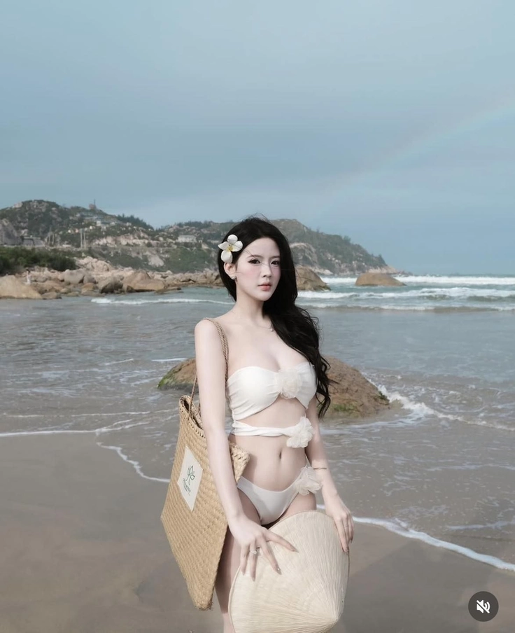 gái xinh mặc bikini phong cách Hàn Quốc trẻ trung 