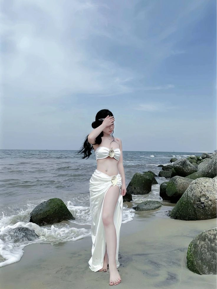 gái xinh mặc bikini dáng ngồi trên cát trắng 