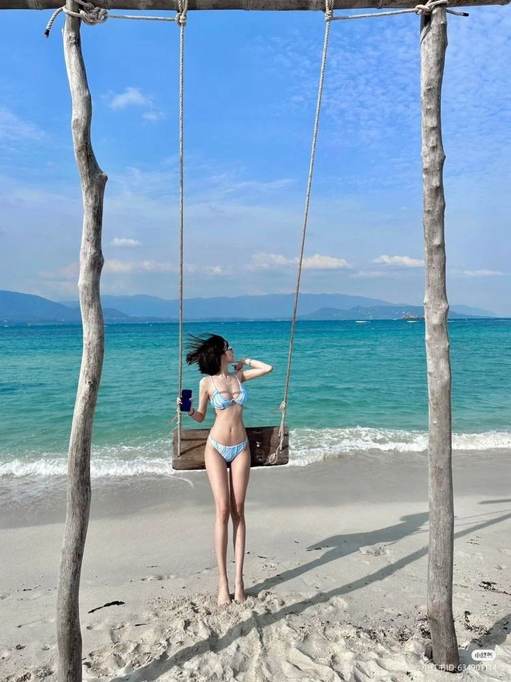 bikini gái xinh đứng nắng 