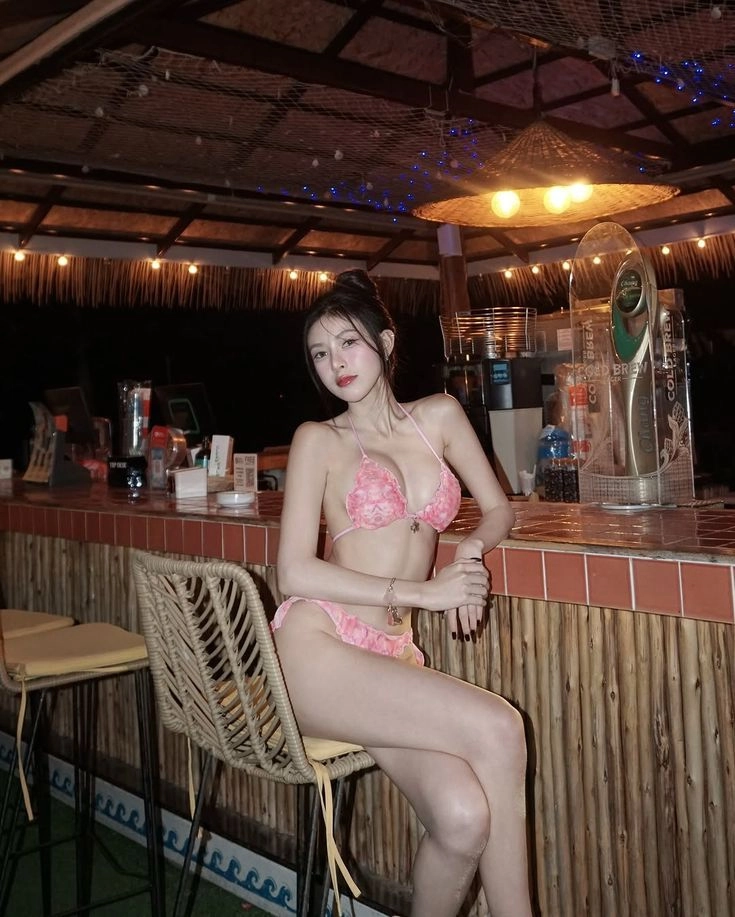 gái xinh mặc bikini hồng pastel nhẹ nhàng 