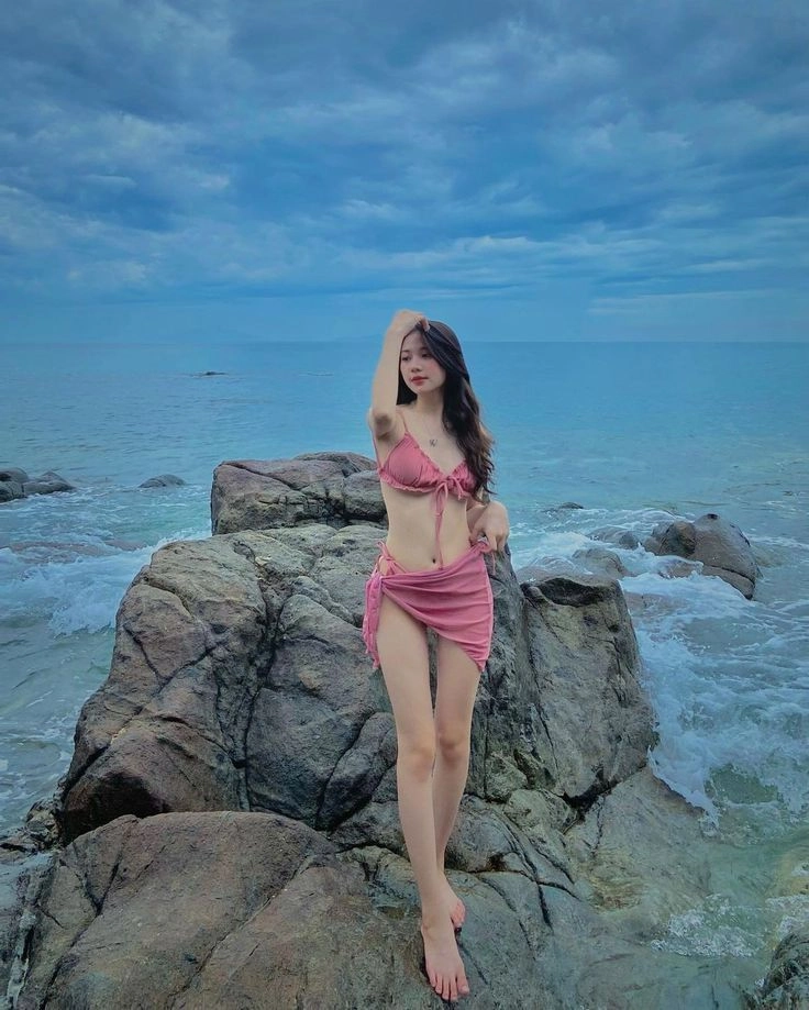 gái xinh mặc bikini tạo dáng chill vibe mùa hè 